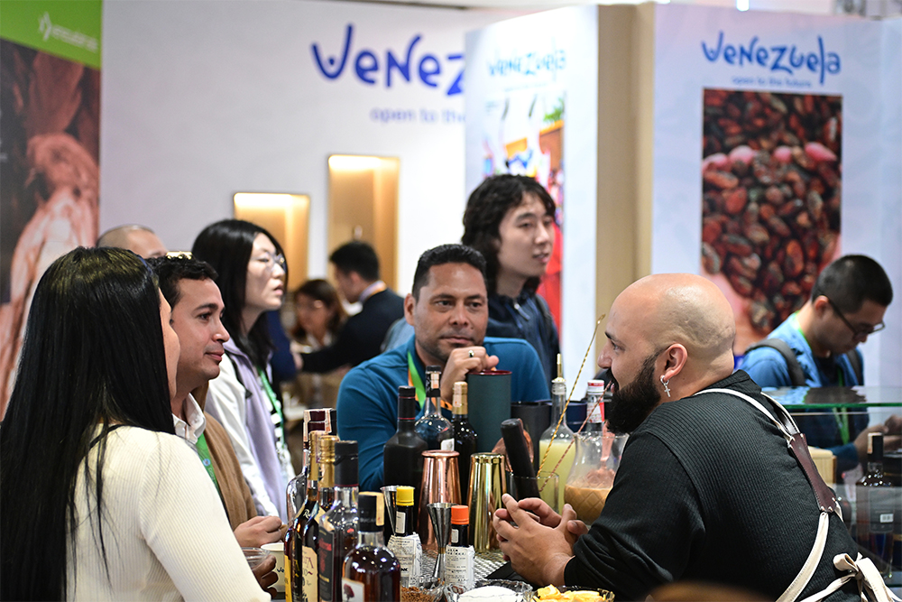 2023年11月9日，上海，觀眾在進(jìn)博會(huì)委內(nèi)瑞拉館參觀、交流、洽談。