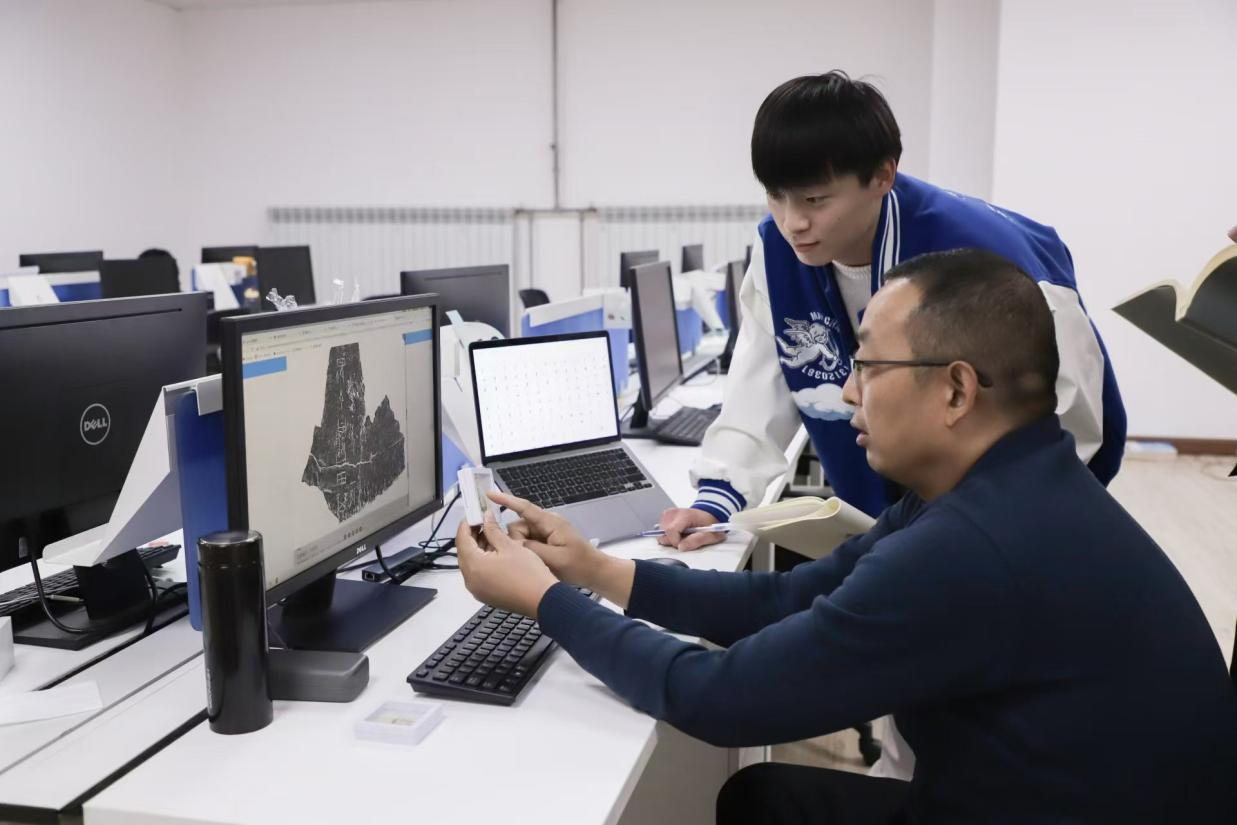 安陽師范學(xué)院甲骨文信息處理教育部重點實驗室，劉永革正在給學(xué)生講甲骨文。受訪者供圖