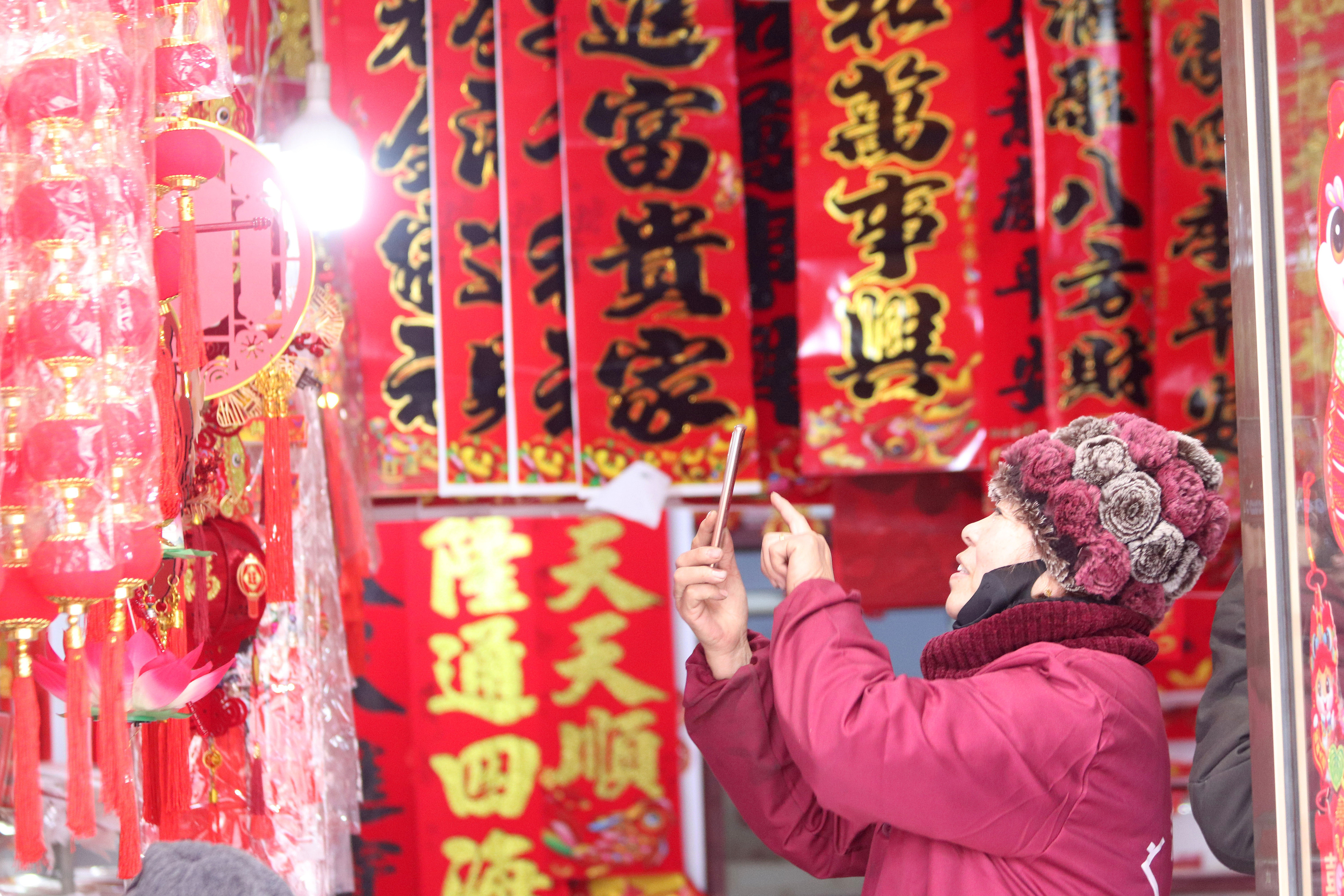 2025年1月5日，在山東省高密市夏莊鎮(zhèn)東李家村，商戶使用手機(jī)推銷(xiāo)新春飾品。