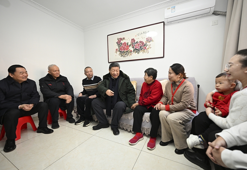 2025年1月23日上午，習(xí)近平總書記在遼寧沈陽大東區(qū)長安街道長安小區(qū)考察時(shí)，走進(jìn)居民郎素蘭家中看望。