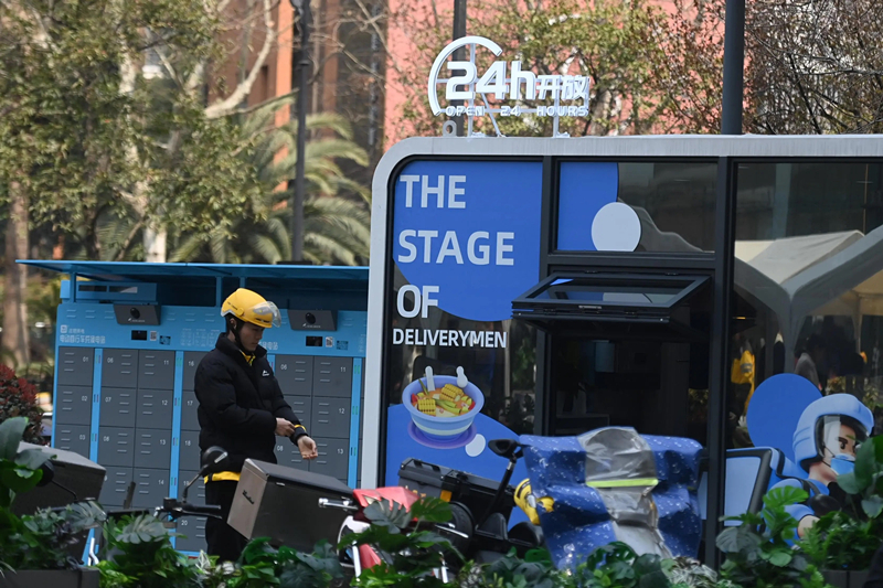 2024年3月15日，位于浙江杭州城西銀泰城廣場(chǎng)的“小哥驛站”正式啟用，網(wǎng)約車司機(jī)等新就業(yè)形態(tài)勞動(dòng)者可在此短暫休憩、補(bǔ)給。