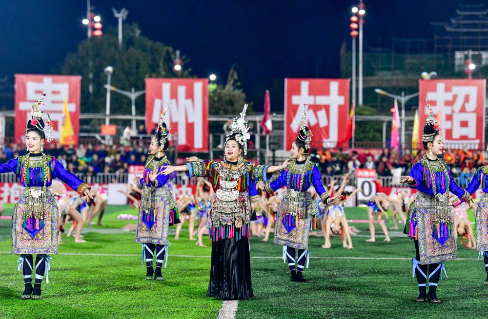 2025年3月14日，2025年貴州“村超”40強(qiáng)交叉賽在榕江“村超”足球場舉行，演員在比賽間隙表演侗族大歌，民族文化伴隨著體育賽事成功“出圈”。圖片來源：新華社