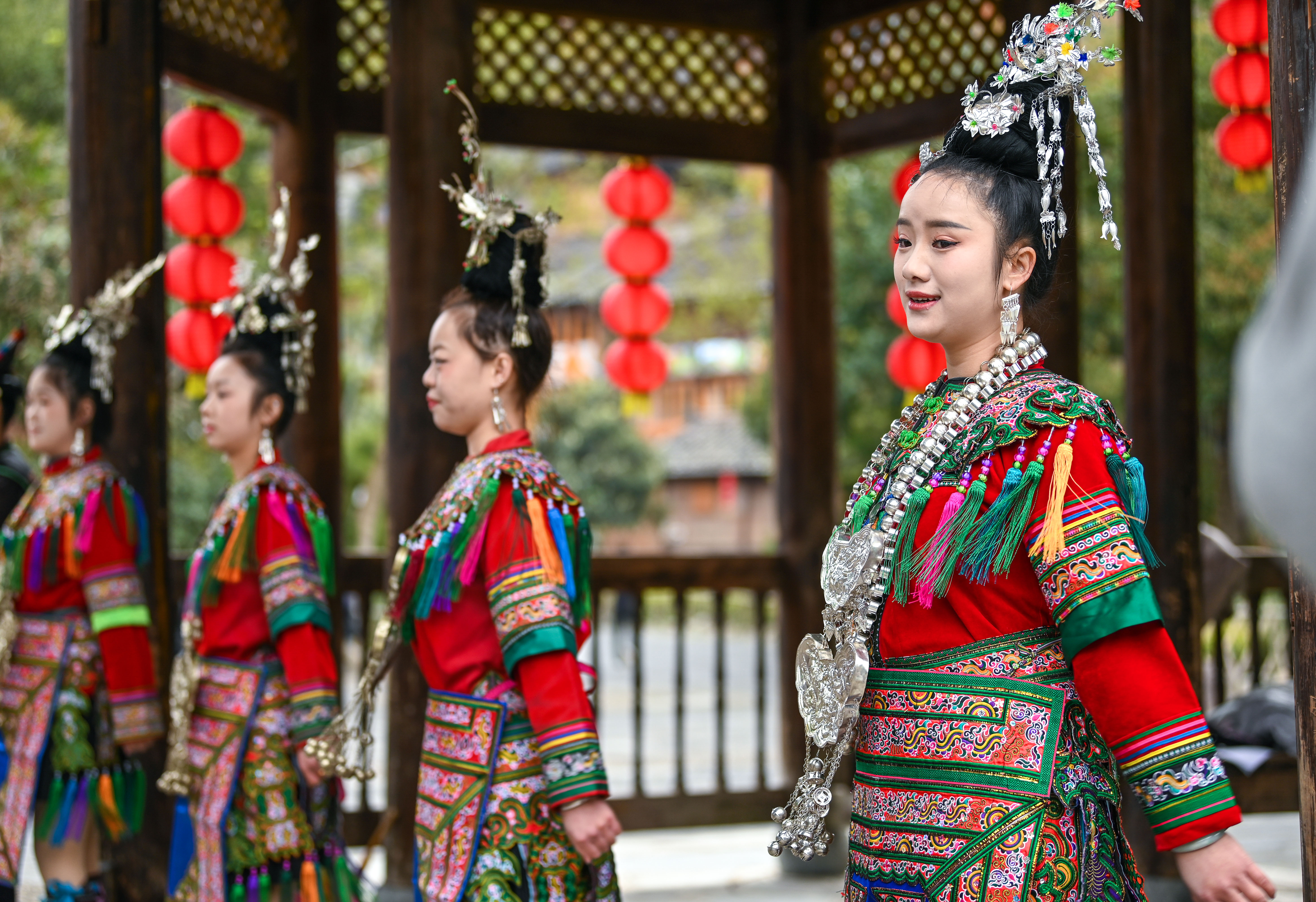  2025年3月18日，侗族群眾在貴州省黎平縣肇興侗寨給游客演唱侗族大歌。