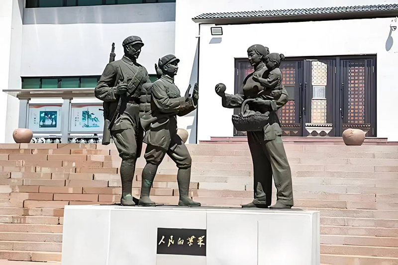 錦州蘋果廉政文化展覽館前的《人民的蘋果》主題雕塑。（由遼沈戰(zhàn)役紀(jì)念館供圖）