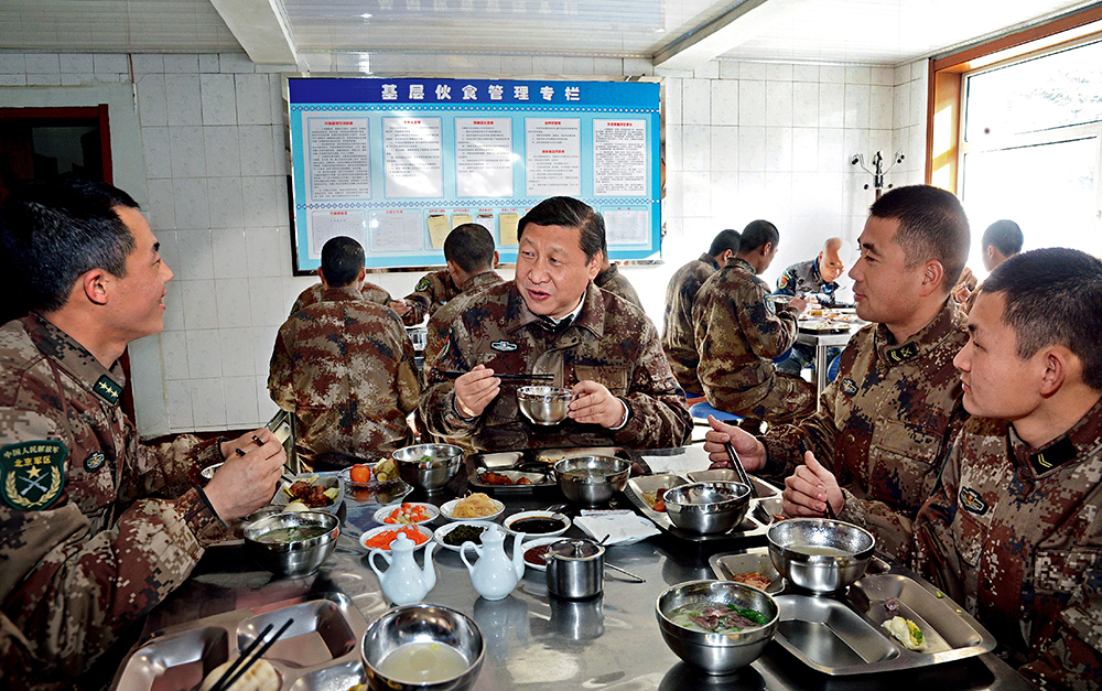 2014年1月26日，習近平主席專程來到內蒙古軍區(qū)邊防某部，親切看望慰問戍邊官兵。這是在連隊食堂，習近平主席同戰(zhàn)士們一起用餐。