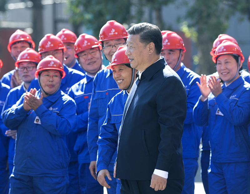 2018年9月26日，在中國一重集團(tuán)，習(xí)近平總書記走到工人中間，同大家親切交流。