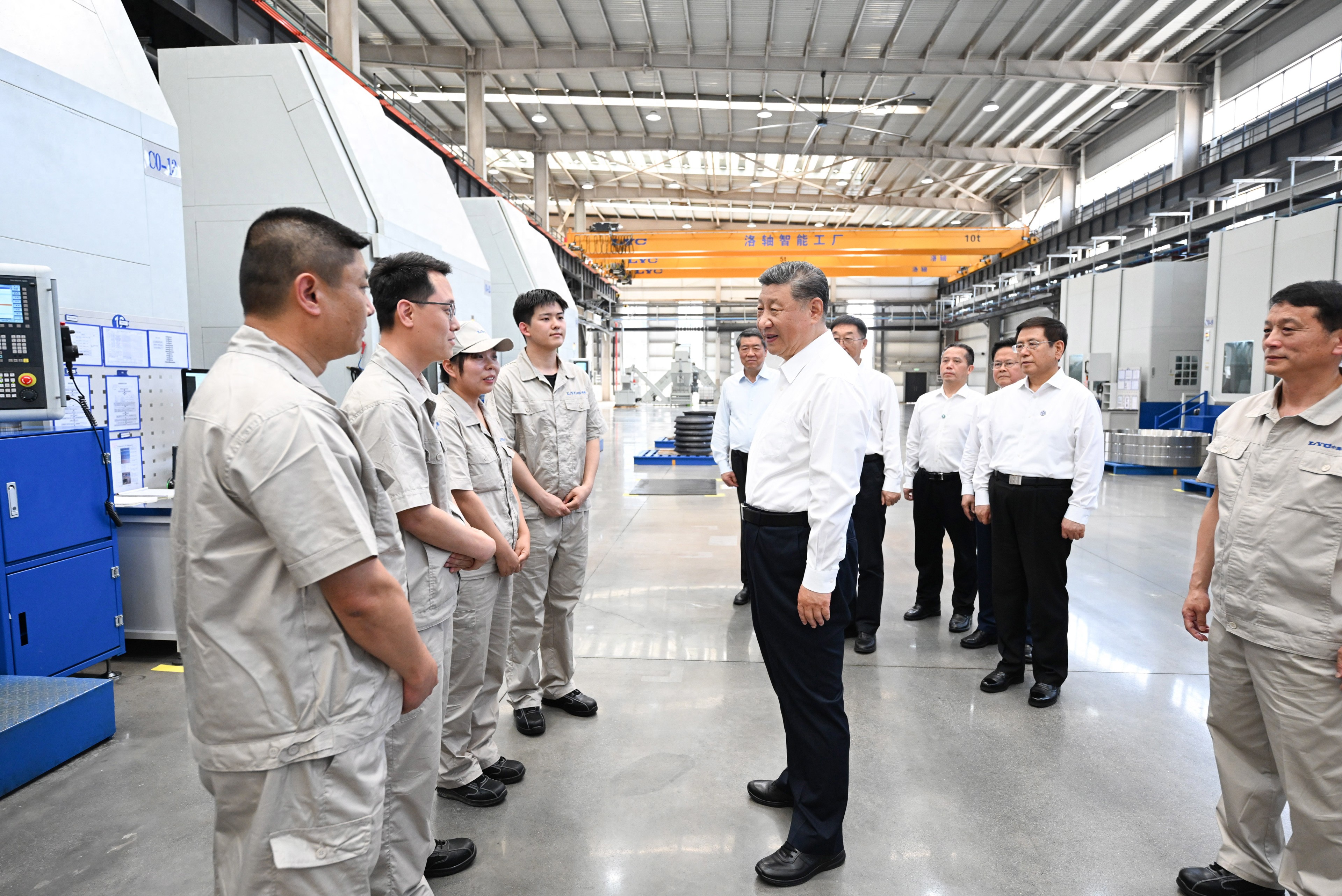 5月19日至20日，中共中央總書記、國(guó)家主席、中央軍委主席習(xí)近平在河南考察。這是19日下午，習(xí)近平在洛陽軸承集團(tuán)股份有限公司智能工廠考察時(shí)，同企業(yè)職工親切交流。新華社記者 燕雁 攝