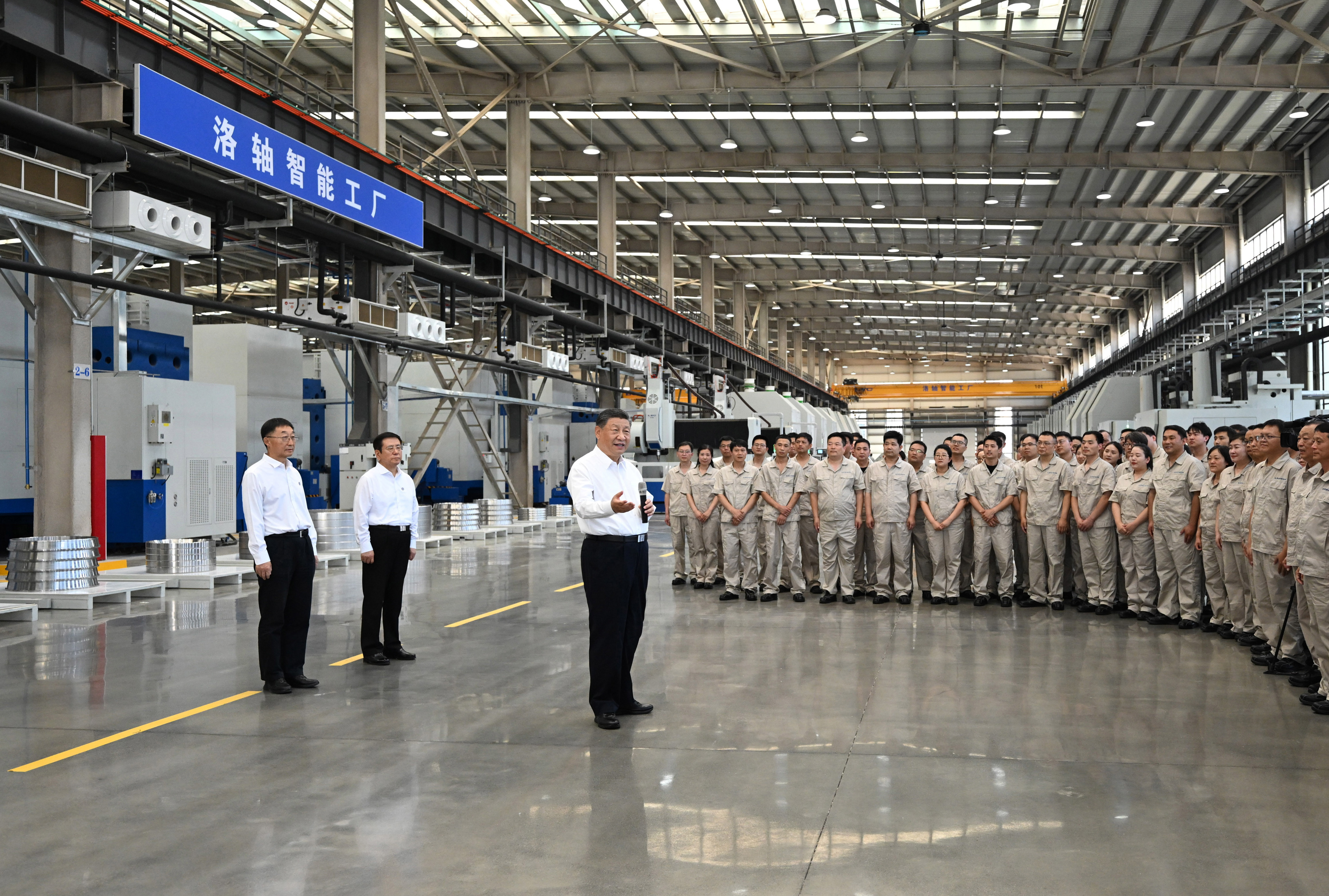5月19日至20日，中共中央總書記、國家主席、中央軍委主席習近平在河南考察。這是19日下午，習近平在洛陽軸承集團股份有限公司智能工廠考察時，同企業(yè)職工親切交流。新華社記者 燕雁 攝