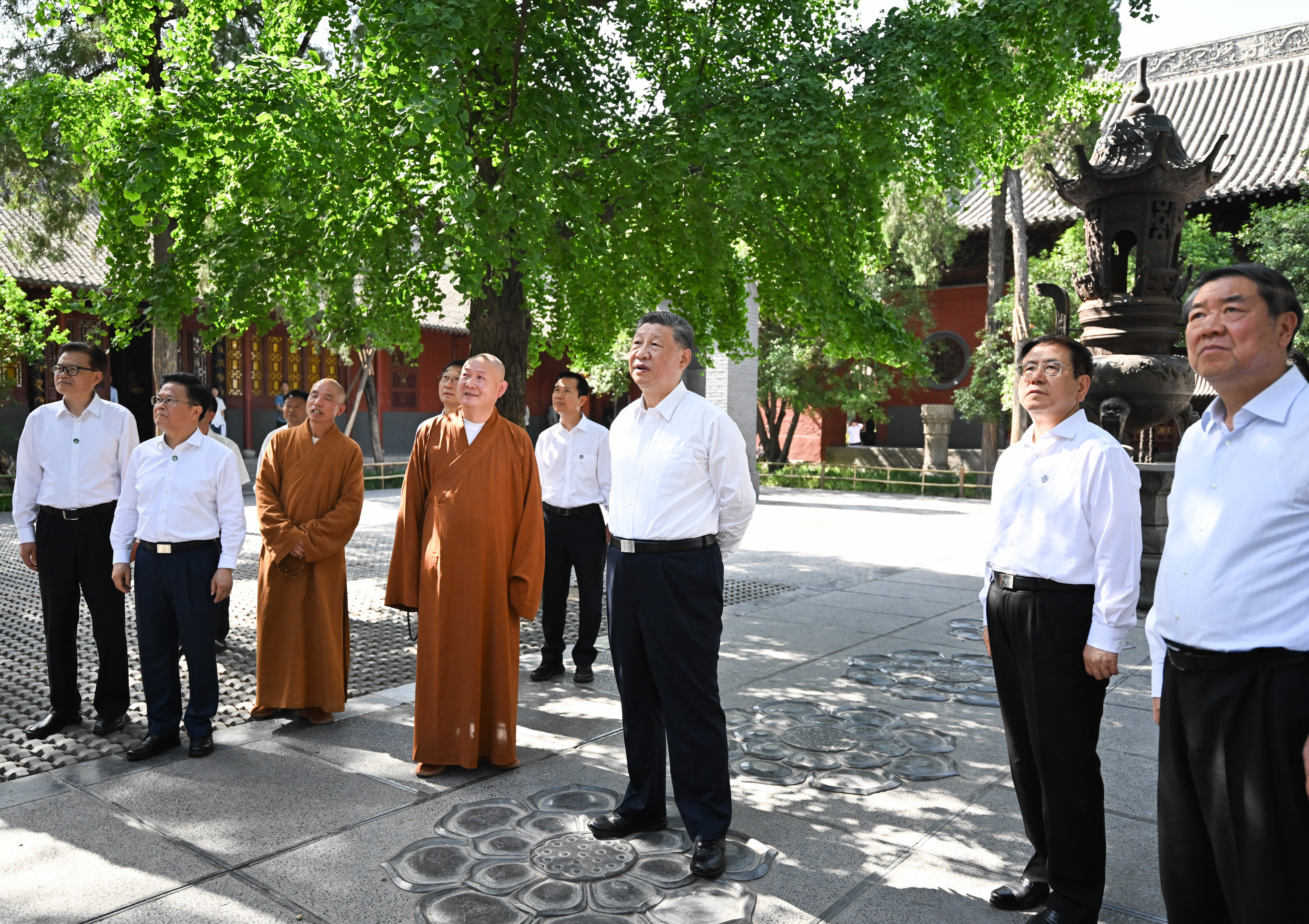 5月19日至20日，中共中央總書(shū)記、國(guó)家主席、中央軍委主席習(xí)近平在河南考察。這是19日下午，習(xí)近平在洛陽(yáng)白馬寺考察。新華社記者 燕雁 攝