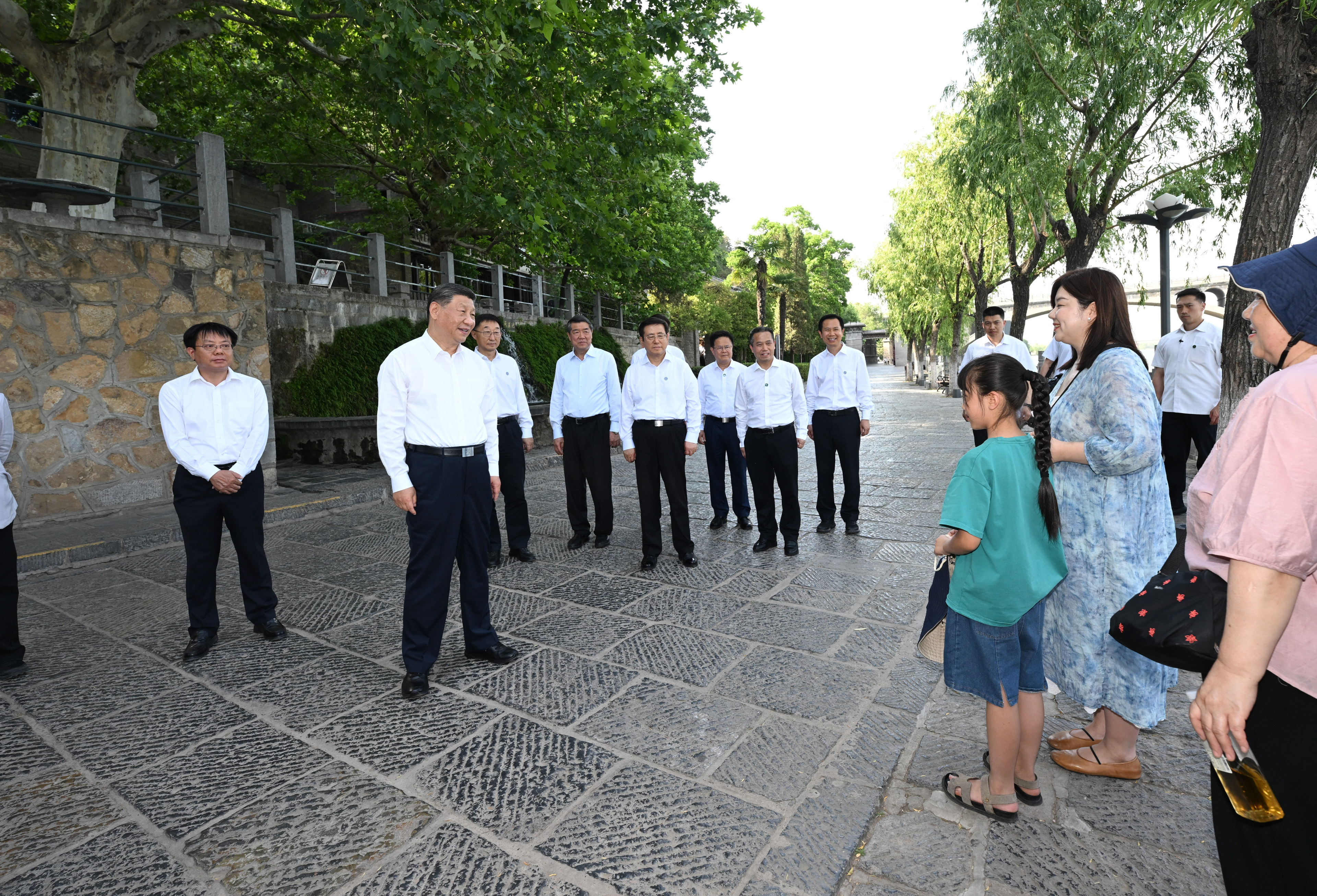 5月19日至20日，中共中央總書記、國(guó)家主席、中央軍委主席習(xí)近平在河南考察。這是19日下午，習(xí)近平在洛陽龍門石窟考察時(shí)，同游客親切交流。新華社記者 謝環(huán)馳 攝