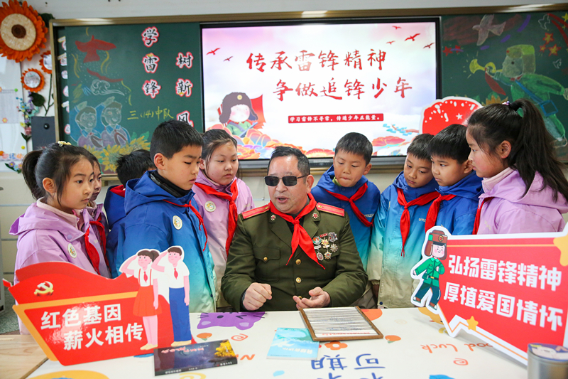 2025年3月3日，江蘇南通如皋市安定小學(xué)里，傷殘軍人許波銀在思政小課堂上向?qū)W生講述雷鋒故事。