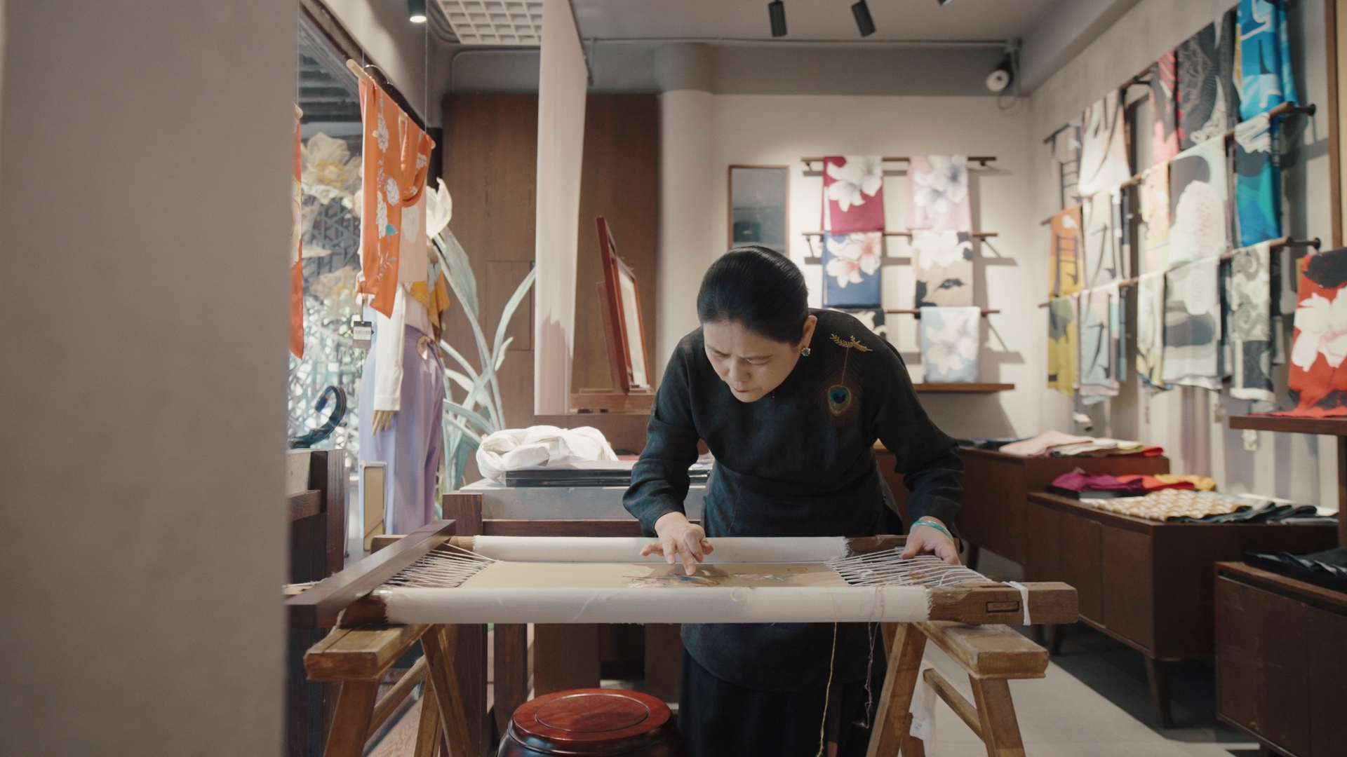 蘇繡代表性傳承人盧建英正在繡制作品。人民網(wǎng)記者 葛泰佚攝