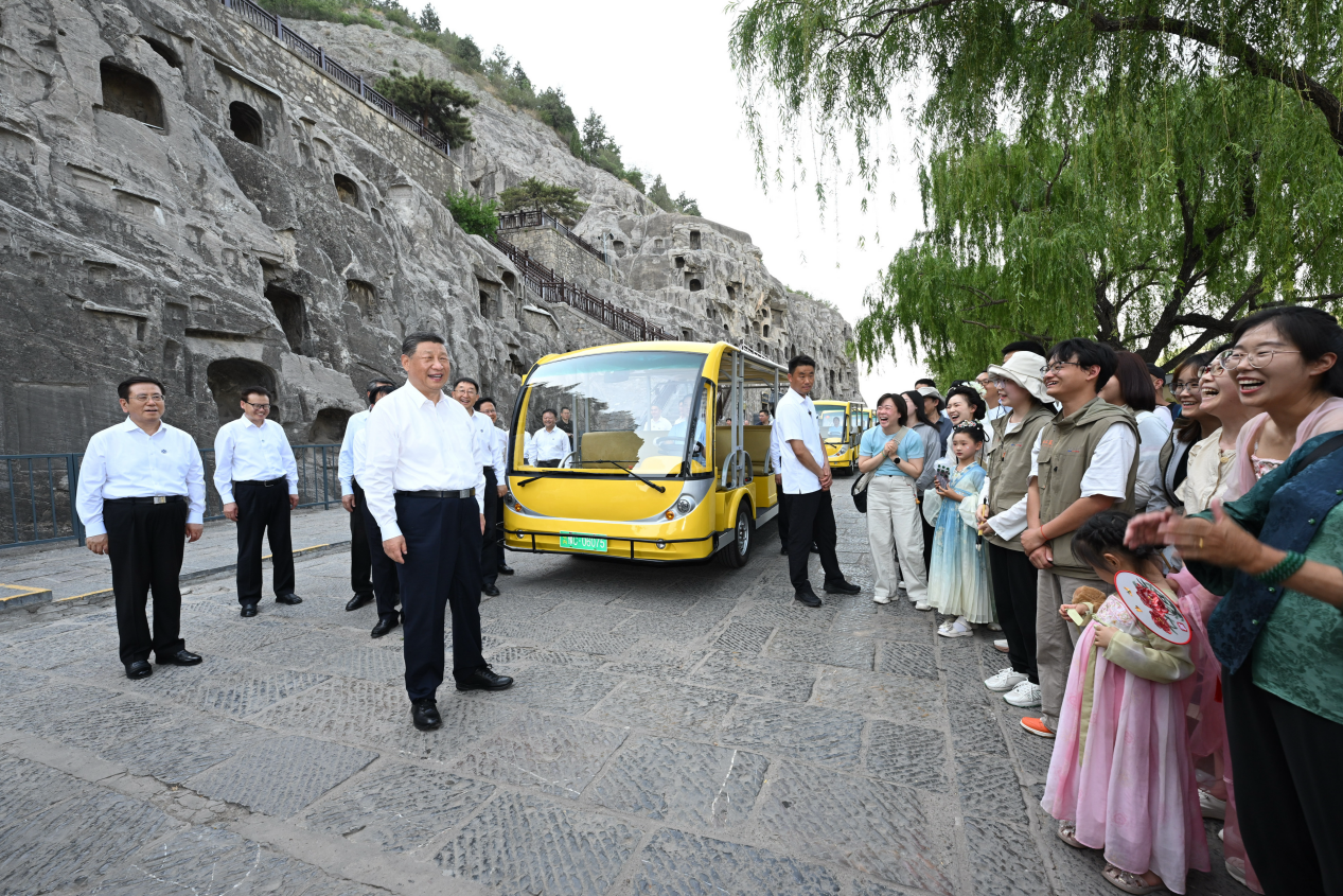 5月19日，習(xí)近平在洛陽(yáng)龍門石窟考察時(shí)，同游客親切交流。