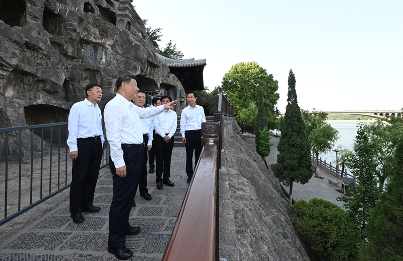 2025年5月19日至20日，中共中央總書記、國(guó)家主席、中央軍委主席習(xí)近平在河南考察。這是19日下午，習(xí)近平在洛陽(yáng)龍門石窟考察。新華社記者 謝環(huán)馳 攝