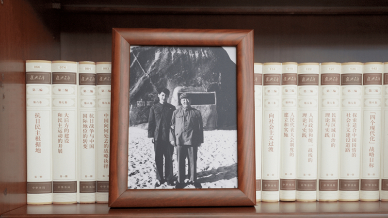 2022年12月31日，習(xí)近平辦公室的書架上擺放著他和父親的合影。