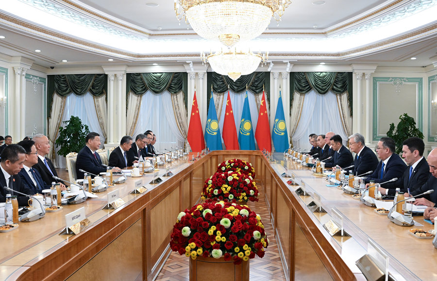 當(dāng)?shù)貢r(shí)間6月16日下午，哈薩克斯坦總統(tǒng)托卡耶夫同中國(guó)國(guó)家主席習(xí)近平在阿斯塔納總統(tǒng)府舉行會(huì)談。
