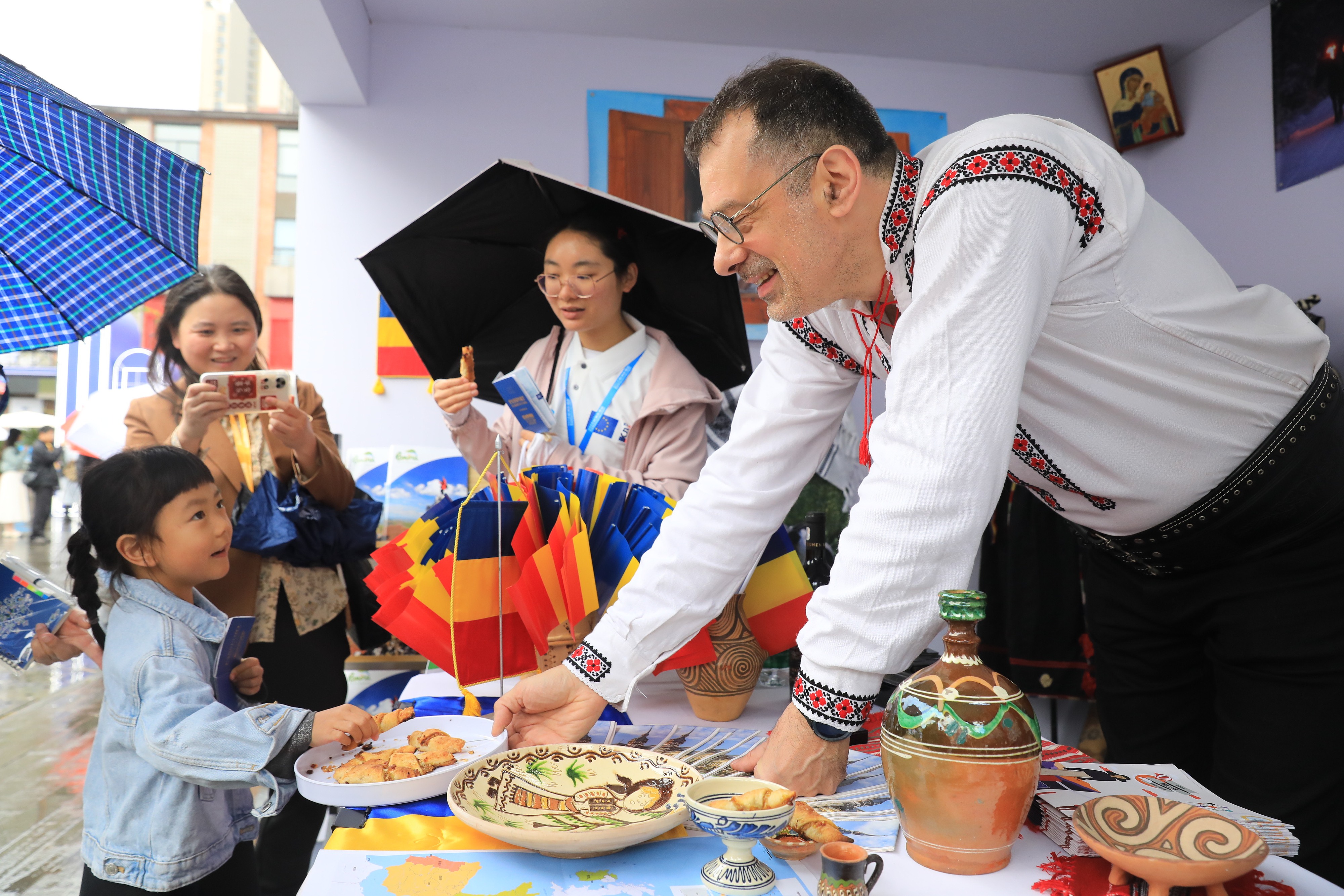 2025年4月12日，四川省成都市“2025成都·歐洲文化季”活動(dòng)融匯藝術(shù)、音樂(lè)、美食與互動(dòng)體驗(yàn)，為民眾打造了一場(chǎng)“沉浸式”文化嘉年華。