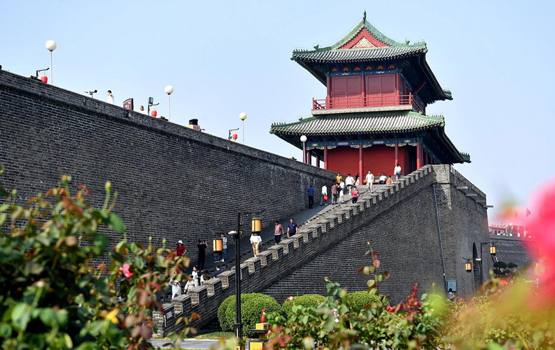 2024年9月16日，游客在河北省石家莊市正定古城游玩。