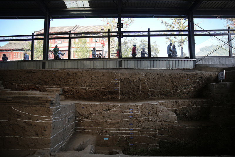 2019年9月7日，人們透過玻璃幕墻看開元寺南廣場(chǎng)遺址考古現(xiàn)場(chǎng)。