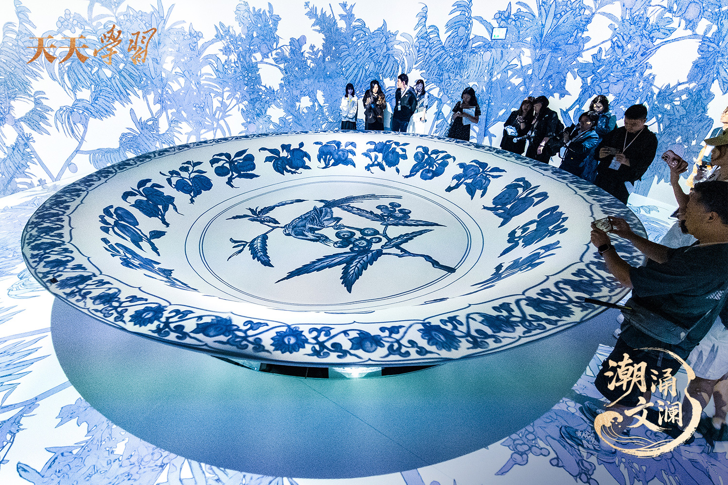 2025年5月13日，“‘紋’以載道——故宮博物院沉浸式數(shù)字體驗展”亮相香港故宮文化博物館。