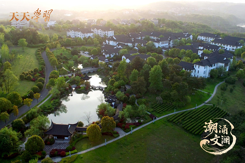 如今，越劇不僅活躍在嵊州人日常生活的一個個角落，也深深烙印在嵊州人的精神血脈之中。圖為古色古香的嵊州越劇藝術(shù)學(xué)校。