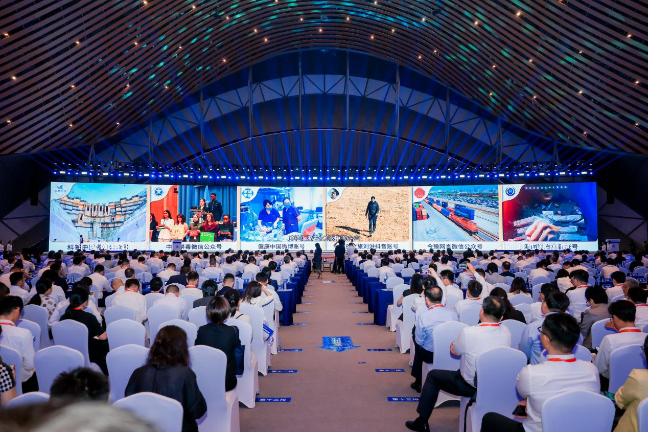 2025年中國網(wǎng)絡(luò)文明大會(huì)《走好網(wǎng)上群眾路線百個(gè)成績突出賬號(hào)推選活動(dòng)成果》發(fā)布現(xiàn)場。