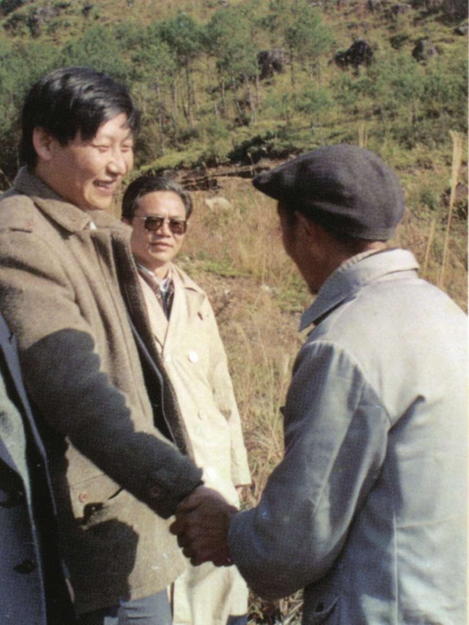 1989年1月，習(xí)近平到周寧縣走訪種林專業(yè)戶。（圖源：《習(xí)近平在寧德》）