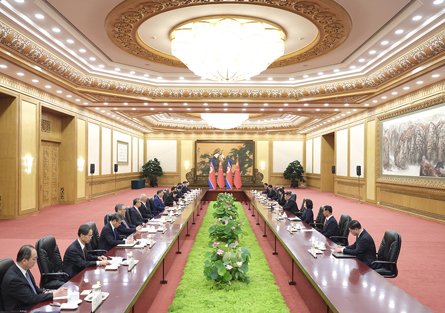 9月4日晚，中共中央總書(shū)記、國(guó)家主席習(xí)近平在北京人民大會(huì)堂同來(lái)華出席紀(jì)念中國(guó)人民抗日戰(zhàn)爭(zhēng)暨世界反法西斯戰(zhàn)爭(zhēng)勝利80周年活動(dòng)的朝鮮勞動(dòng)黨總書(shū)記、國(guó)務(wù)委員長(zhǎng)金正恩舉行會(huì)談。