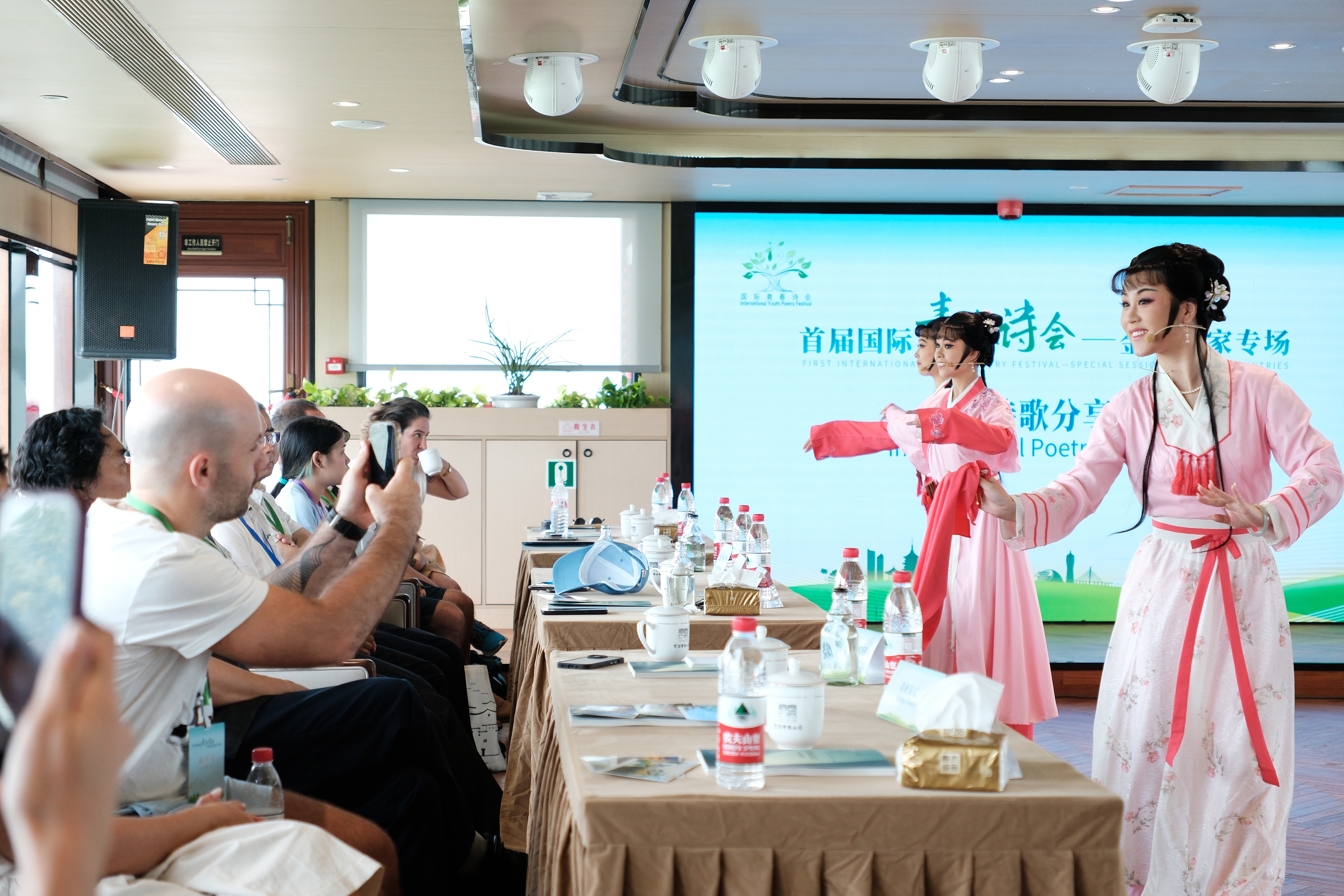 2024年7月21日，浙江杭州，金磚國家外國友人欣賞越劇《富陽新曲》。