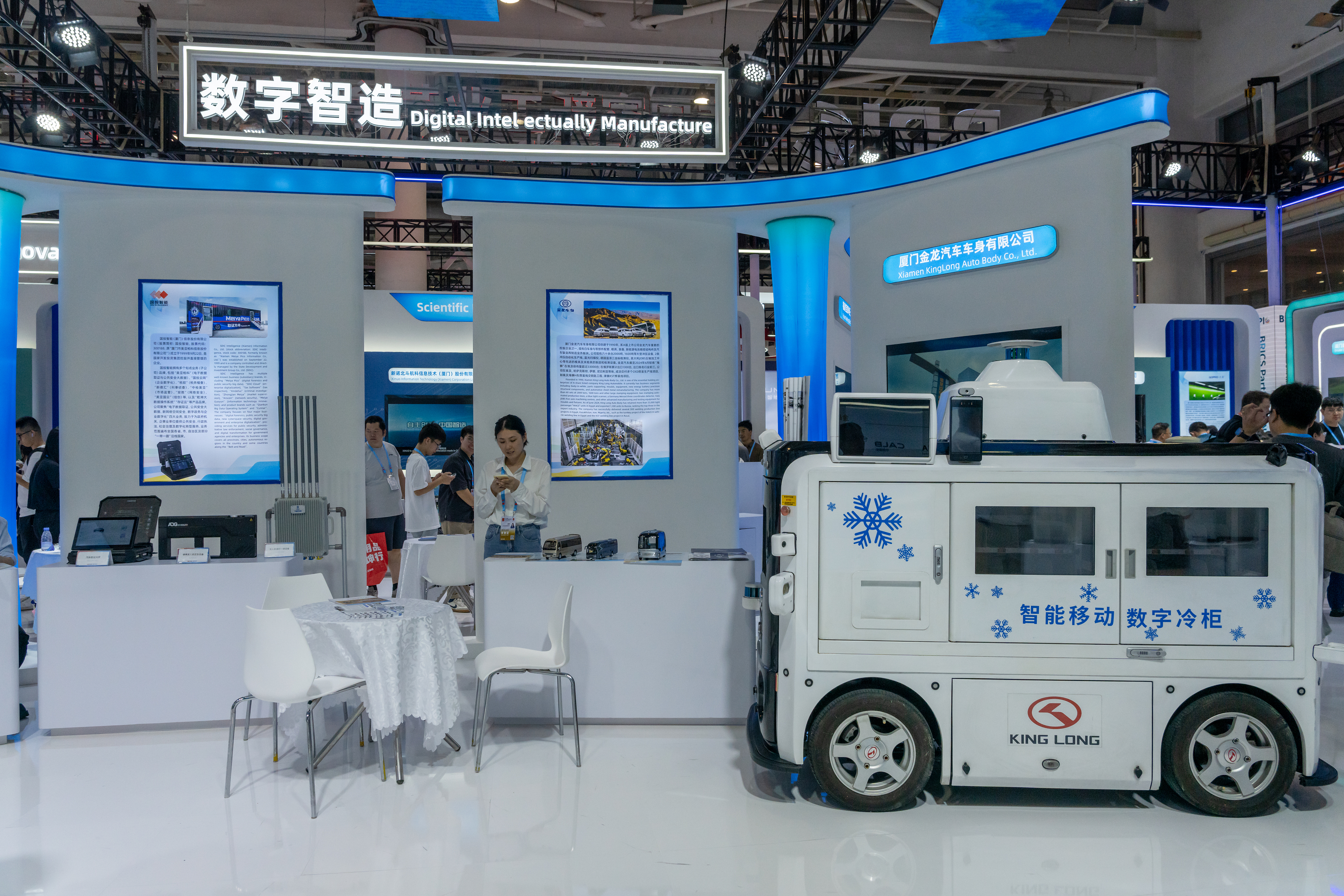 2024年9月9日，福建廈門，觀眾在金磚國家新工業(yè)革命伙伴關(guān)系創(chuàng)新基地展位參觀、洽談。