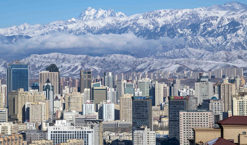 天山腳下的烏魯木齊市城區(qū)一角。