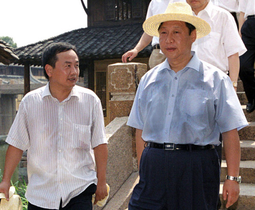 2005年8月3日，習近平在浙江嘉興桐鄉(xiāng)市烏鎮(zhèn)調研古鎮(zhèn)保護工作。資料圖片