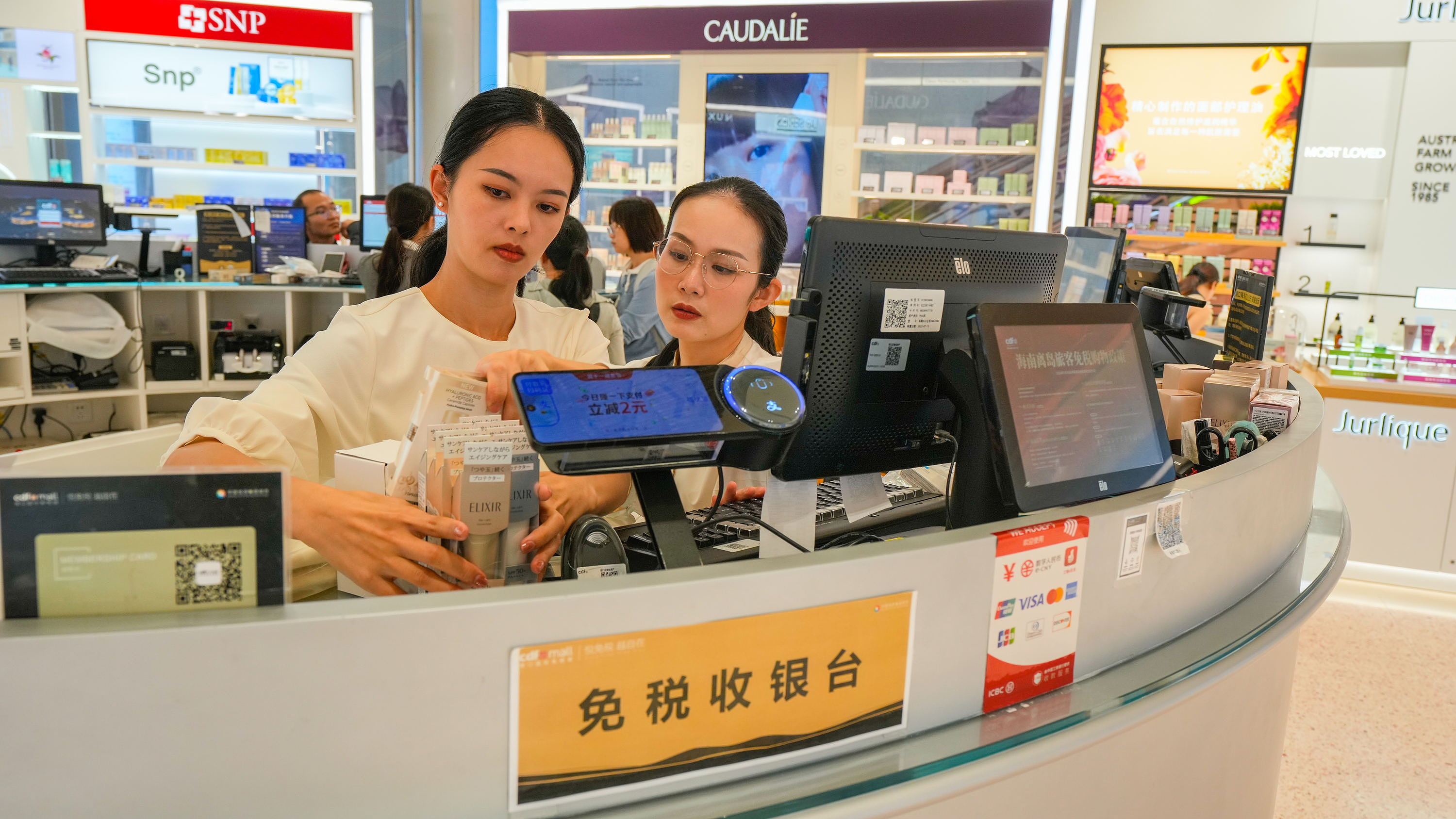 2025年11月1日，?？冢琧df?？趪H免稅城內(nèi)人頭攢動，眾多旅客在選購免稅商品。