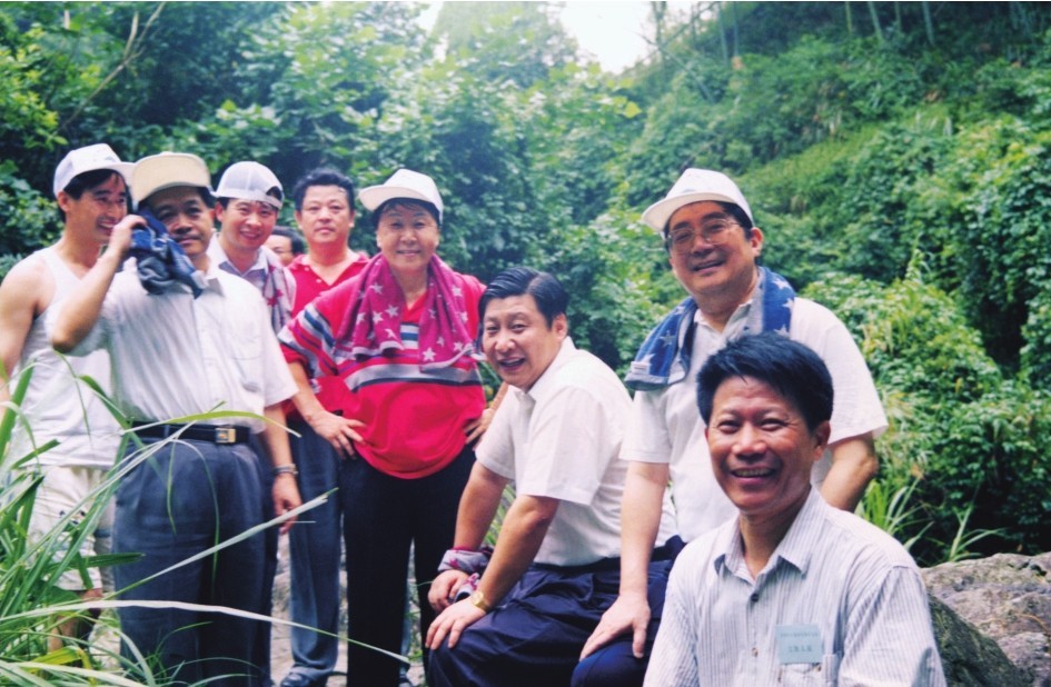 1999年6月，習近平在福州森林公園參加紀念毛主席“發(fā)展體育運動，增強人民體質(zhì)”題詞47周年登山健身活動。（圖片來源：《習近平在福建（下冊）》