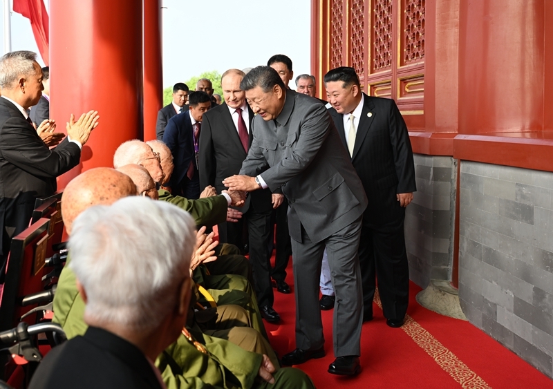 2025年9月3日，習近平總書記同抗戰(zhàn)老戰(zhàn)士老同志代表親切握手，向他們表示崇高敬意。
