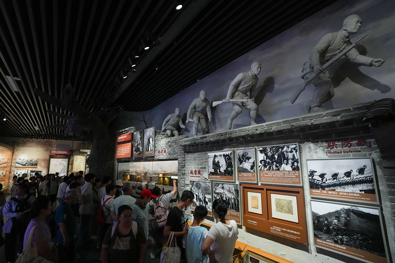 2025年7月8日，參觀者在中國人民抗日戰(zhàn)爭紀念館參觀《為了民族解放與世界和平》主題展覽。