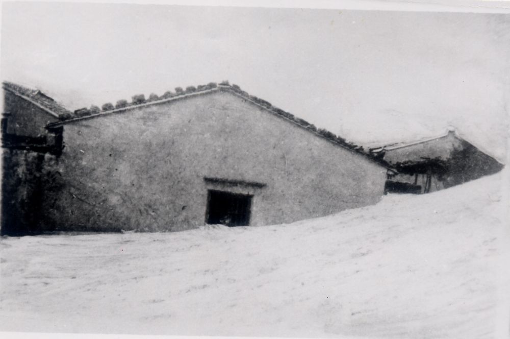 昔日的東山島風(fēng)沙掩埋部分村民村舍（資料照片）。