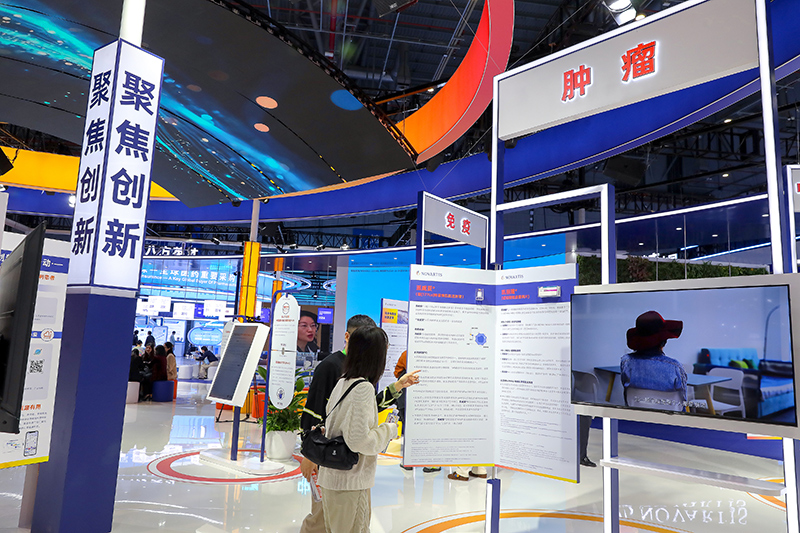 2025年11月9日，上海，第八屆進(jìn)博會（醫(yī)療器械及醫(yī)藥保健展區(qū)）。