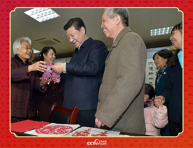 2015年2月15日，習(xí)近平在西安市雁塔區(qū)電子城街道二〇五所社區(qū)服務(wù)中心欣賞社區(qū)居民的剪紙作品。