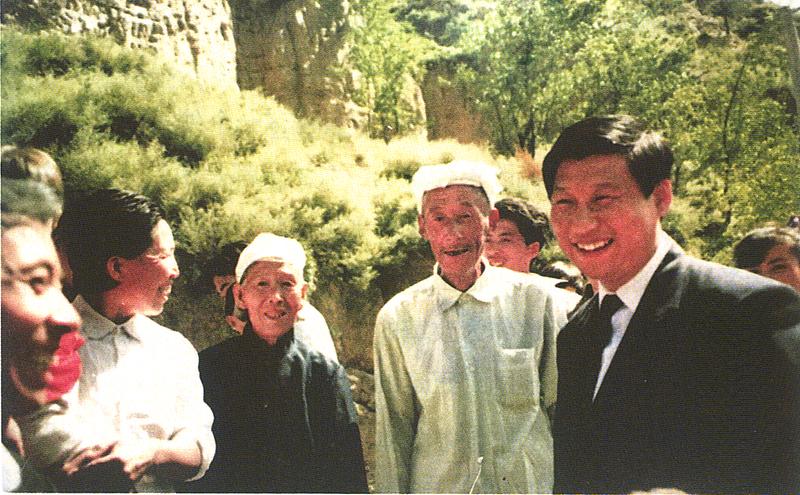 1993年9月27日，習近平回到梁家河看望鄉(xiāng)親們。