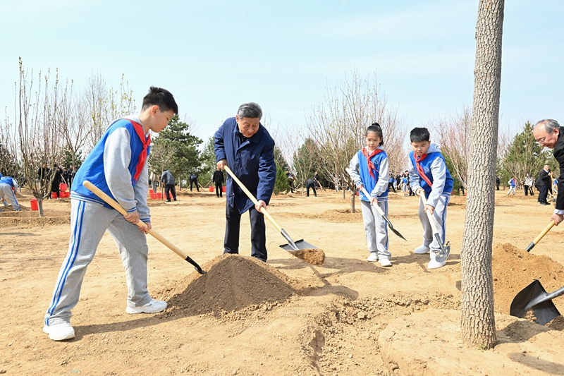 2025年4月3日，習(xí)近平總書記來(lái)到北京市豐臺(tái)區(qū)永定河畔參加首都義務(wù)植樹活動(dòng)。