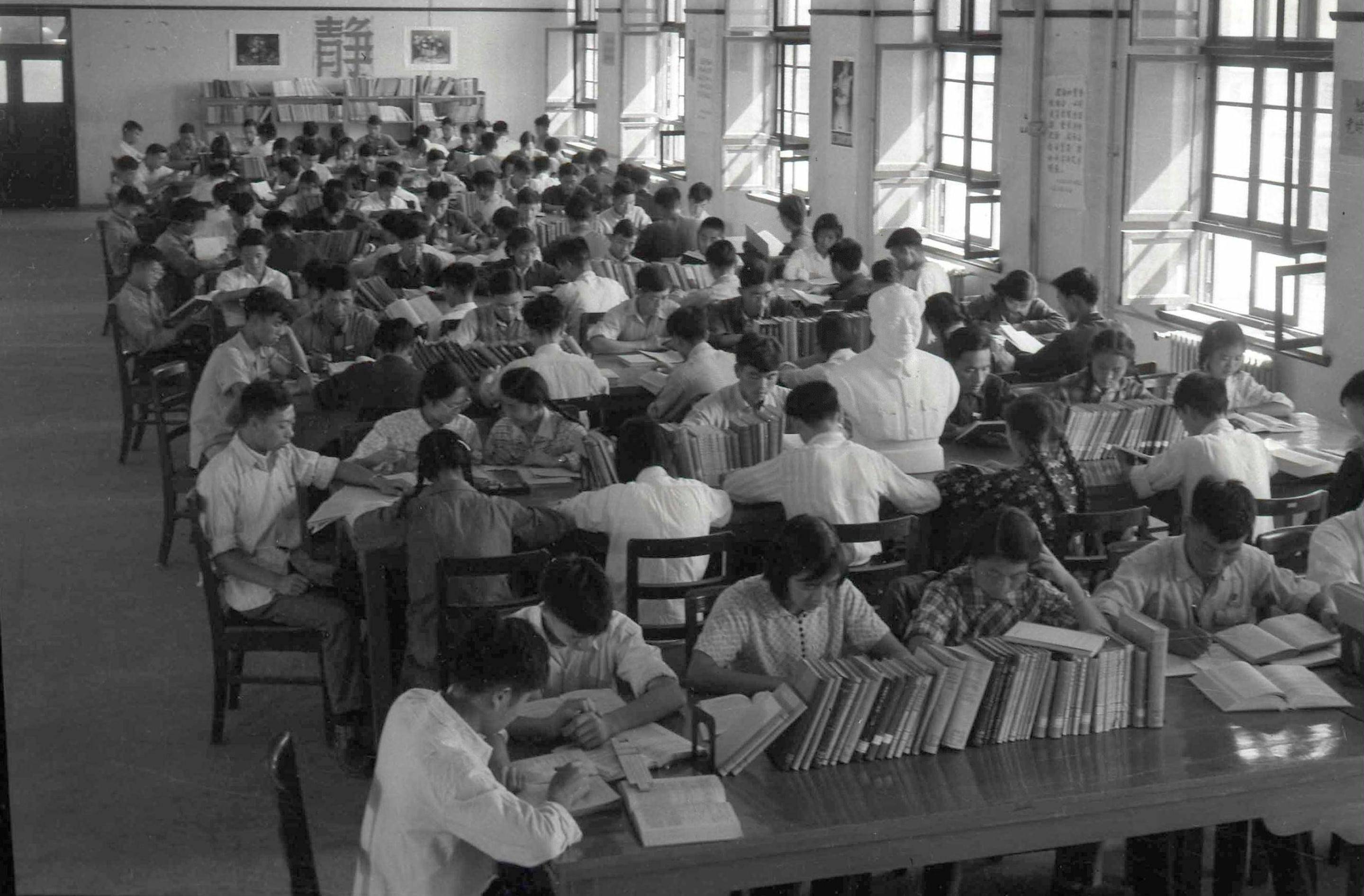1959年，學(xué)生們?cè)谖鬟w后的交大校園圖書館閱覽室內(nèi)學(xué)習(xí)（資料照片）。