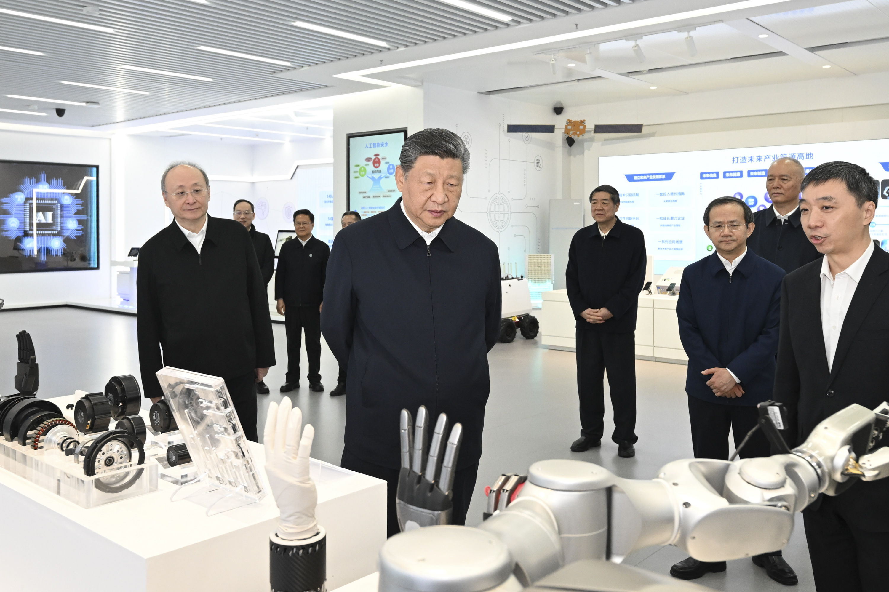 △ 2026年2月9日，習(xí)近平總書記在位于北京亦莊的國家信創(chuàng)園考察。