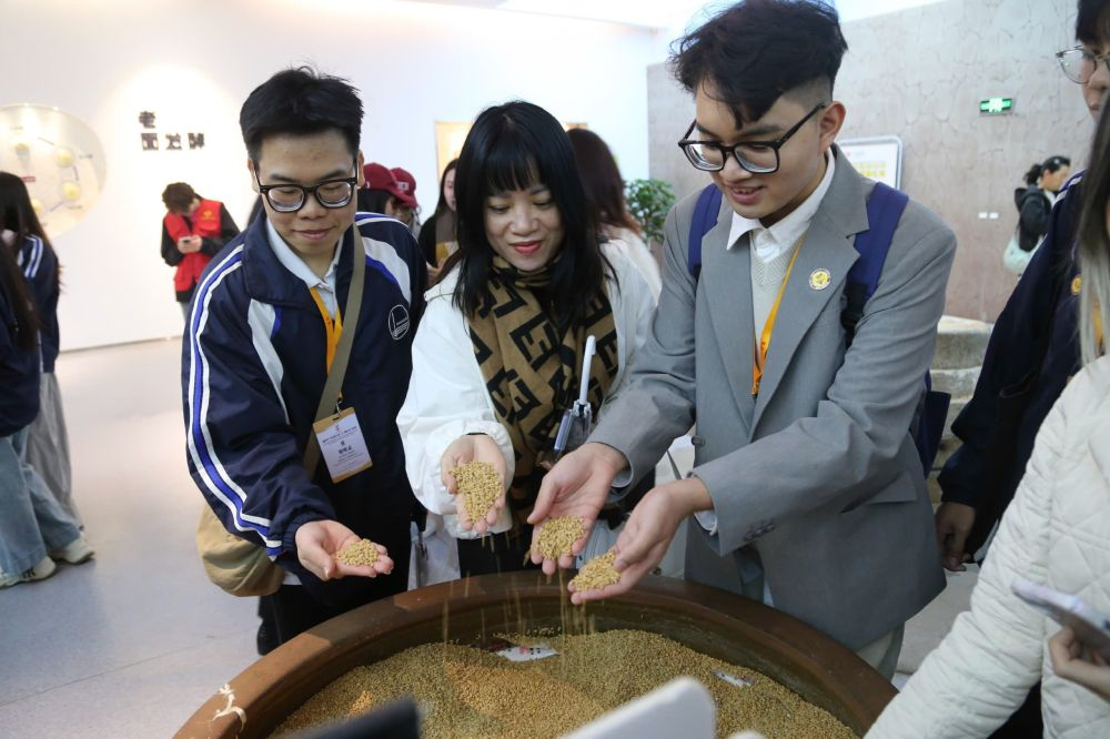 2026年3月30日，參加“紅色研學之旅”的越南青年在河北參觀新農村建設。