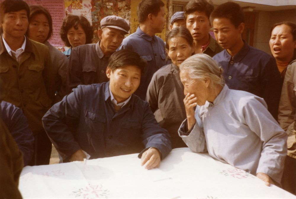 這是1983年，時任河北正定縣委書記的習(xí)近平，臨時在大街上擺桌子聽取老百姓意見。