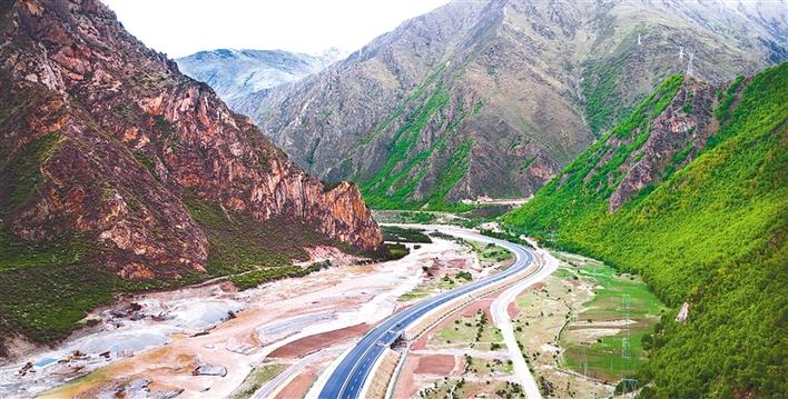 G4218林芝至拉薩高等級公路加色段在大山深處延伸。_jpg.jpg