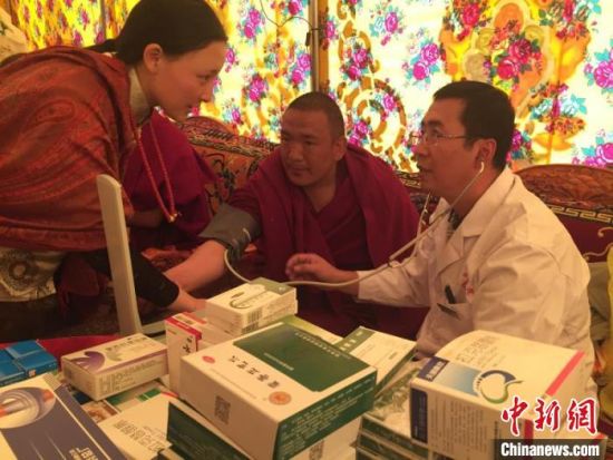 圖為馬少元(右一)在基層開(kāi)展義診。青海省第四人民醫(yī)院供圖