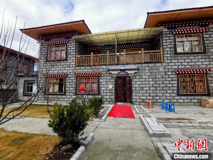 圖為林芝米林縣羌納鄉(xiāng)西嘎村村民家家戶戶發(fā)展庭院經(jīng)濟(jì)，院內(nèi)種滿了各種果樹?！≮w延 攝