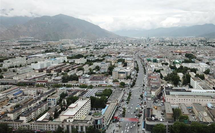 8月10日無(wú)人機(jī)拍攝的拉薩城市一景。新華社記者 王益亮 攝.jpg