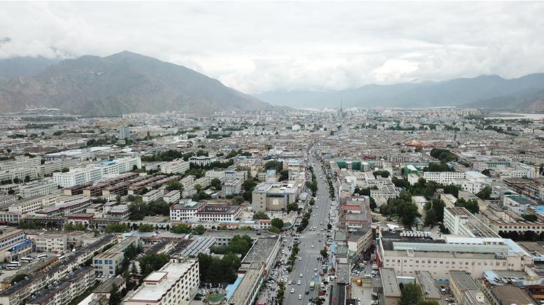 8月10日無人機拍攝的拉薩城市一景。新華社記者 王益亮 攝.jpg